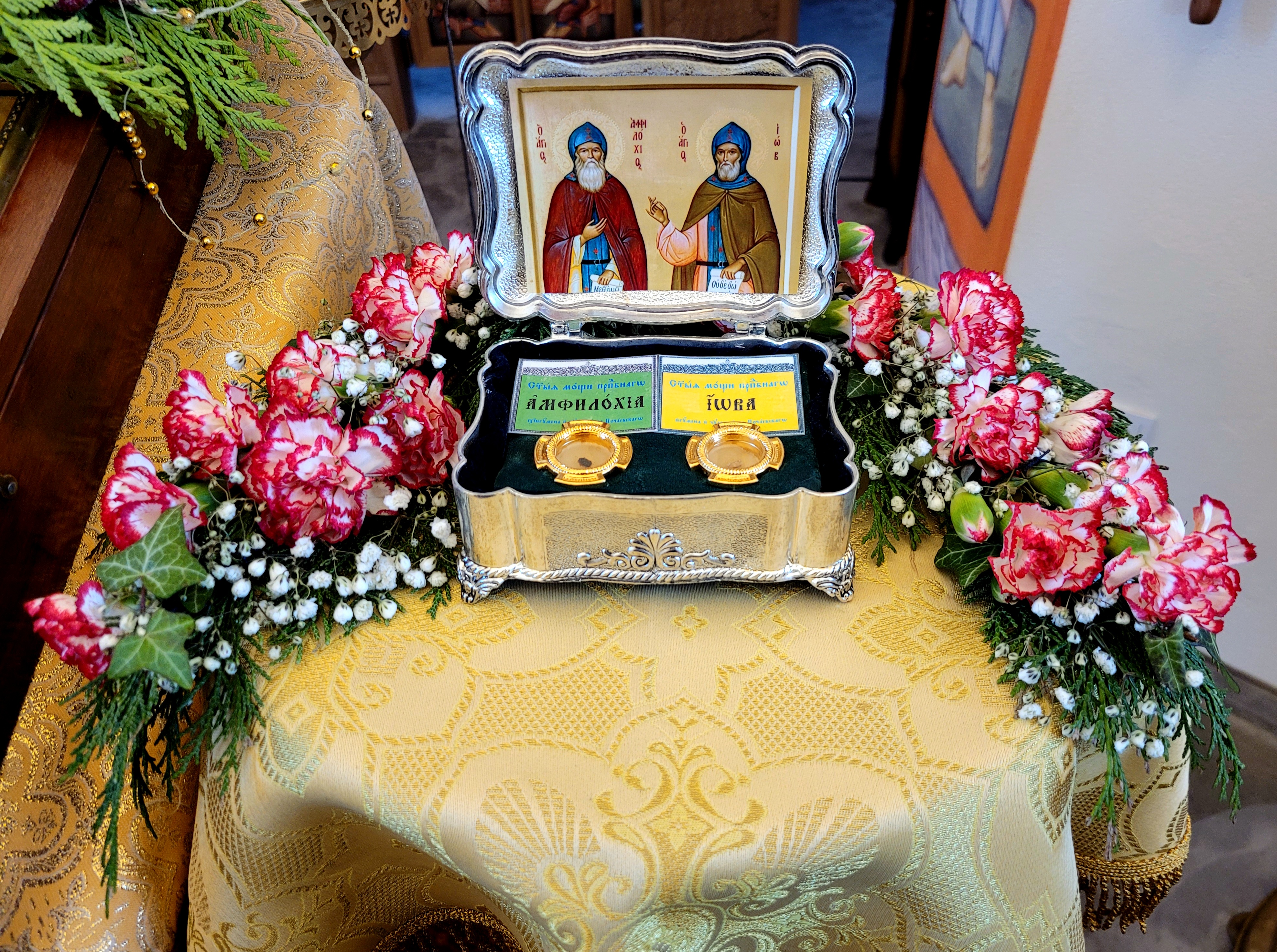Relikwie świętych mnichów Hioba i    Amfilochiusza Poczajowskich w naszej cerkwi.